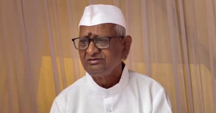 छात्रों के समर्थन में मौन आंदोलन के दौरान भावुक होकर रोते अन्ना हजारे
