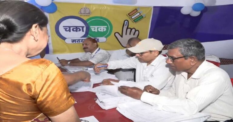 बांकीपुर विधानसभा उपचुनाव में मतदान केंद्र पर वोट डालने पहुंचे मतदाता