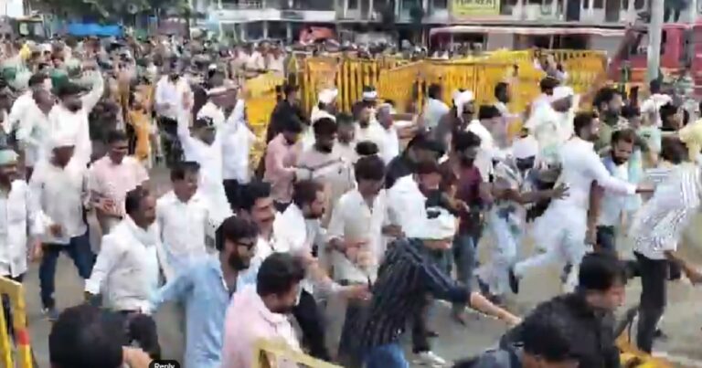 मध्य प्रदेश में मूंग की सरकारी खरीदी की मांग को लेकर भोपाल में धरना देते किसान