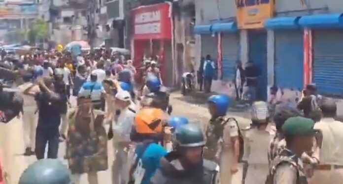 बिहार बंद के दौरान पटना में पुलिस और प्रदर्शनकारियों के बीच झड़प