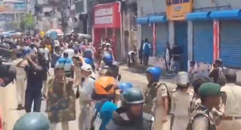 बिहार बंद के दौरान पटना में पुलिस और प्रदर्शनकारियों के बीच झड़प