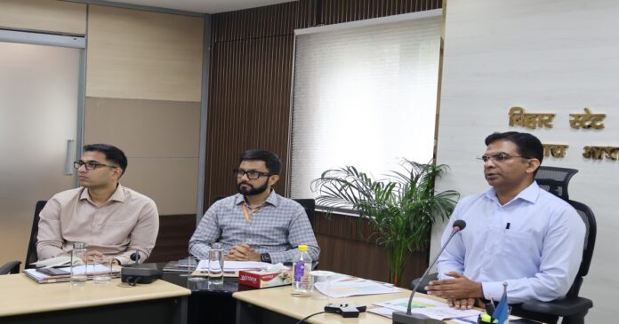 पीएम सूर्य घर योजना की समीक्षा बैठक में अधिकारियों को निर्देश देते मुख्य सचिव और ऊर्जा विभाग के अधिकारी।