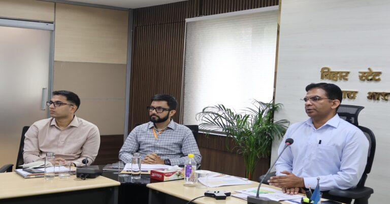 पीएम सूर्य घर योजना की समीक्षा बैठक में अधिकारियों को निर्देश देते मुख्य सचिव और ऊर्जा विभाग के अधिकारी।