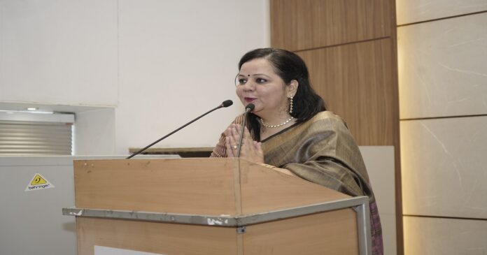 महिला सुरक्षा पर आयोजित पॉश कार्यशाला में अधिकारियों को संबोधित करतीं प्रबंध निदेशक डॉ. प्रीति