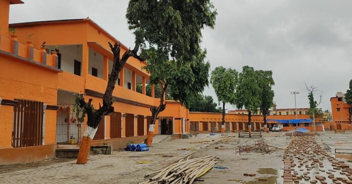बिहार के 551 मॉडल स्कूलों को केसरिया रंग में रंगने का विवाद