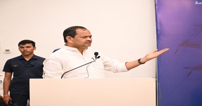 बिहार के ऊर्जा मंत्री शैलेश कुमार उर्फ बुलो मंडल की अध्यक्षता में ट्रांसफॉर्मरों की जांच और बिजली व्यवस्था की समीक्षा बैठक