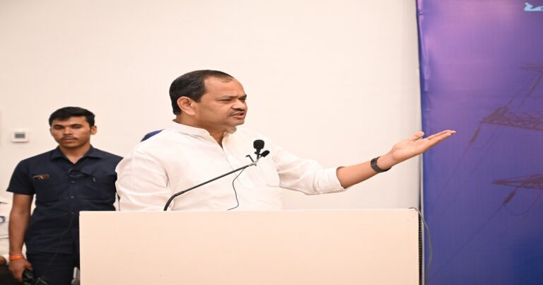 बिहार के ऊर्जा मंत्री शैलेश कुमार उर्फ बुलो मंडल की अध्यक्षता में ट्रांसफॉर्मरों की जांच और बिजली व्यवस्था की समीक्षा बैठक