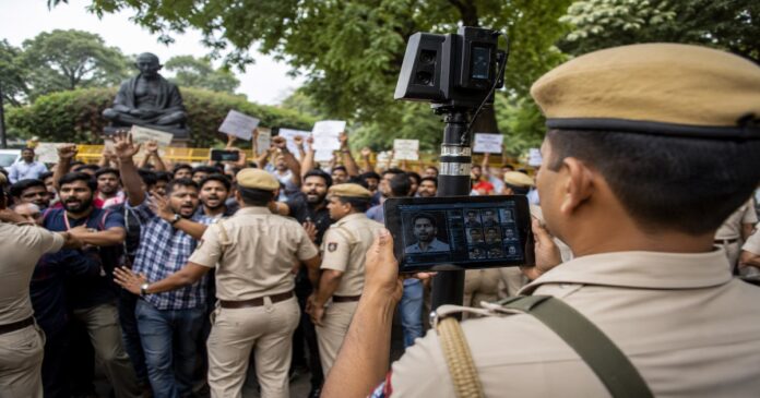 जंतर-मंतर पर फेशियल रिकग्निशन सिस्टम से भीड़ की निगरानी करती पुलिस