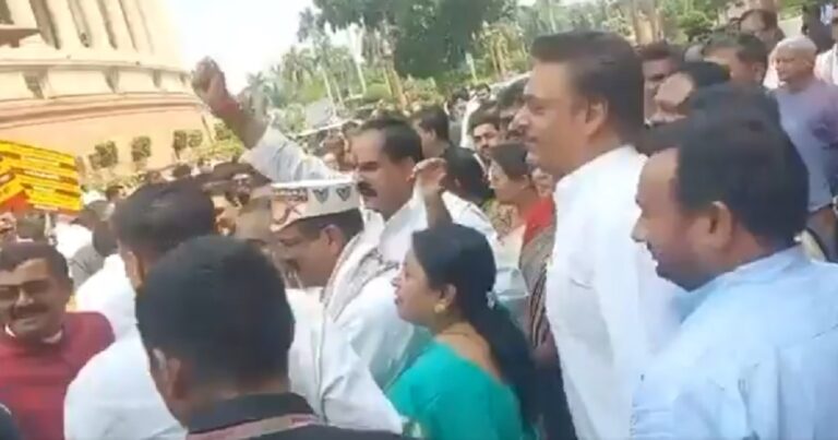 धर्मेंद्र प्रधान का संसद भवन में एनडीए सांसदों ने किया स्वागत