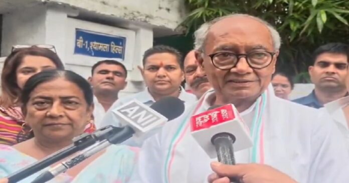 राम मंदिर चढ़ावा विवाद पर बयान देते दिग्विजय सिंह