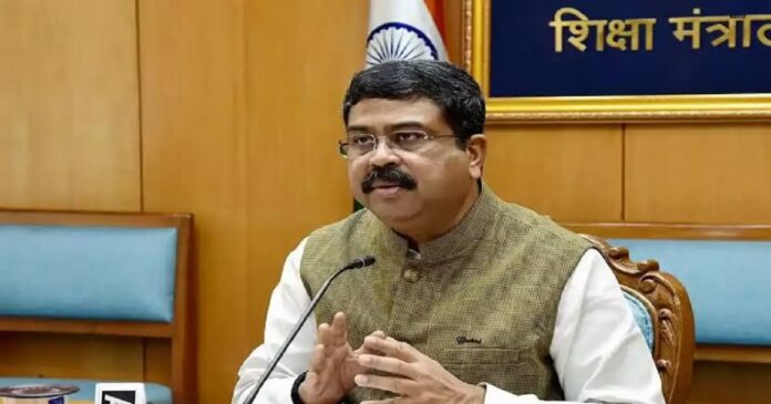 नीट विवाद के बीच शिक्षा मंत्री धर्मेंद्र प्रधान के इस्तीफे के बाद जंतर-मंतर पर प्रदर्शन करते समर्थक