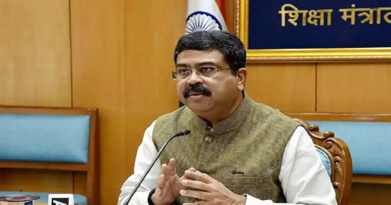 नीट विवाद के बीच शिक्षा मंत्री धर्मेंद्र प्रधान के इस्तीफे के बाद जंतर-मंतर पर प्रदर्शन करते समर्थक