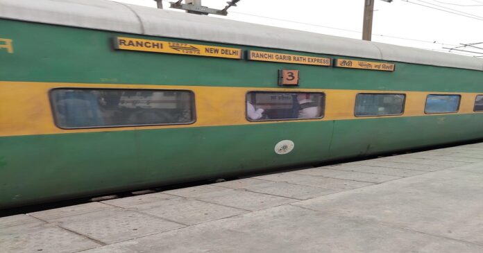 गरीब रथ एक्सप्रेस के एसी कोच में सर्पदंश की आशंका के बाद महिला को अस्पताल ले जाते परिजन