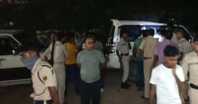 गोपालगंज के बरई बेली गांव में पुलिस टीम पर हमले के बाद जांच करती पुलिस