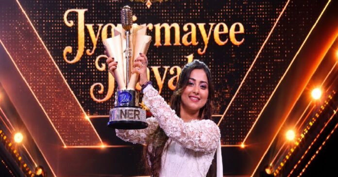 Indian Idol 16 Winner Jyotirmayee Nayak with trophy