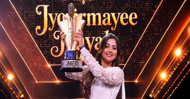 Indian Idol 16 Winner Jyotirmayee Nayak with trophy
