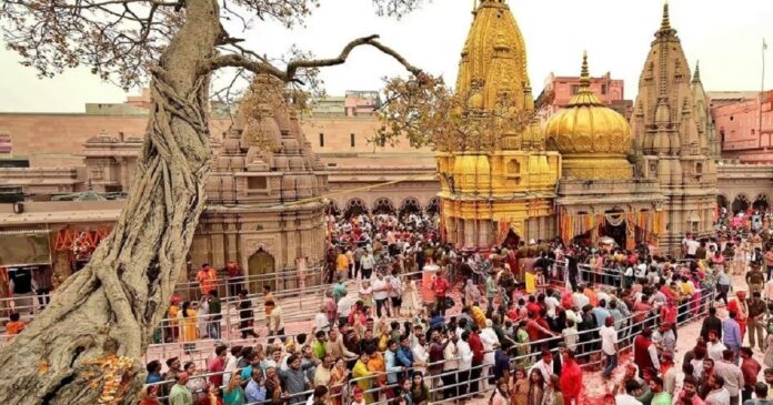 विश्वनाथ मंदिर में सामान्य कतार से दर्शन करते श्रद्धालु