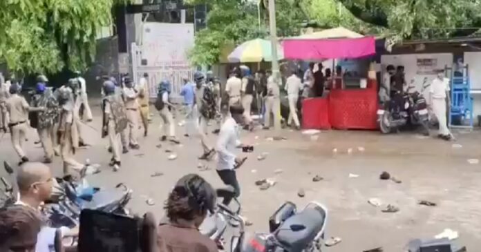 कटिहार में छात्रों के प्रदर्शन के दौरान समाहरणालय के बाहर पुलिस की कार्रवाई