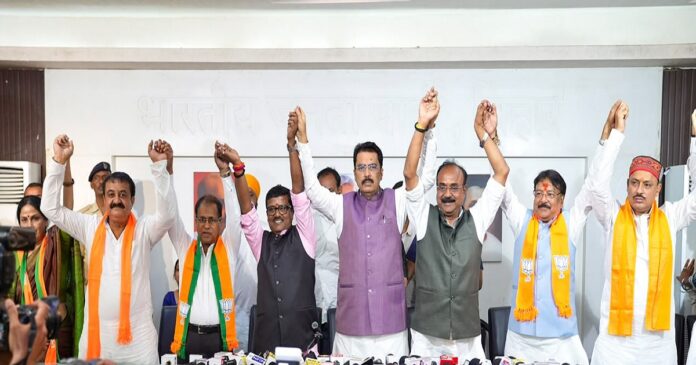 भाजपा में शामिल होते जनसुराज के पूर्व नेता बिट्टू सिंह और प्रोफेसर केसी सिन्हा