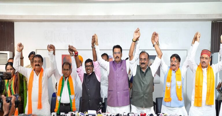 भाजपा में शामिल होते जनसुराज के पूर्व नेता बिट्टू सिंह और प्रोफेसर केसी सिन्हा