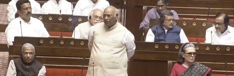 संसद के मानसून सत्र में छात्रों पर कथित लाठीचार्ज को लेकर विपक्षी सांसदों का विरोध
