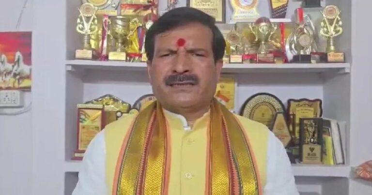आरजेडी से इस्तीफा देने के बाद मीडिया से बातचीत करते मृत्युंजय तिवारी