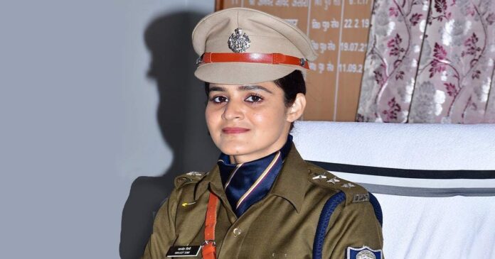 बेटे मिरान सिंगला के साथ कार्यालय में आईपीएस नवजोत सिमी