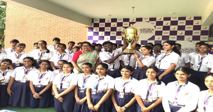 सेठ एम.आर. जयपुरिया स्कूल पटना को एकेडमिक एक्सीलेंस रोलिंग ट्रॉफी मिलते हुए