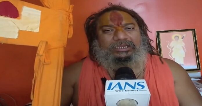 आमिर खान पर विवादित बयान देते जगद्गुरु परमहंस आचार्य
