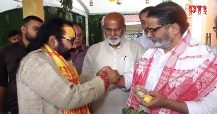 बांकीपुर उपचुनाव के दौरान प्रशांत किशोर पूजा-अर्चना करते हुए