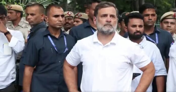 पेपर लीक के विरोध में प्रधानमंत्री आवास के बाहर धरने पर बैठे राहुल गांधी और कांग्रेस नेता
