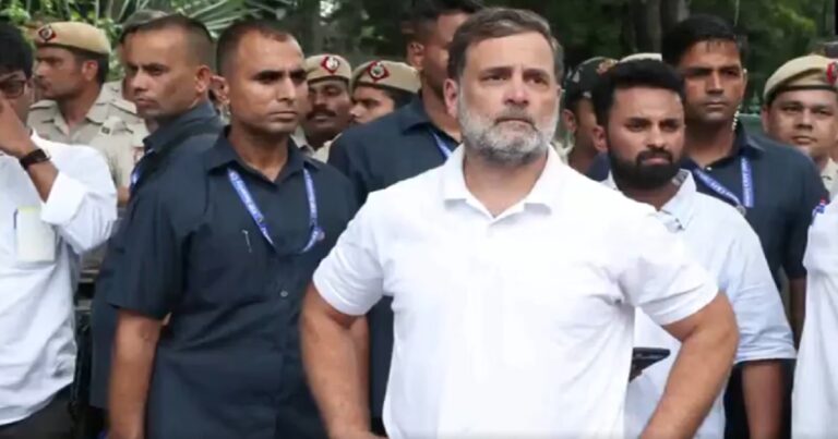पेपर लीक के विरोध में प्रधानमंत्री आवास के बाहर धरने पर बैठे राहुल गांधी और कांग्रेस नेता