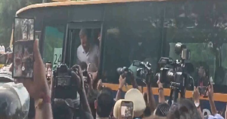 पीएम आवास के बाहर प्रदर्शन के दौरान राहुल गांधी और प्रियंका गांधी को पुलिस ने हिरासत में लिया
