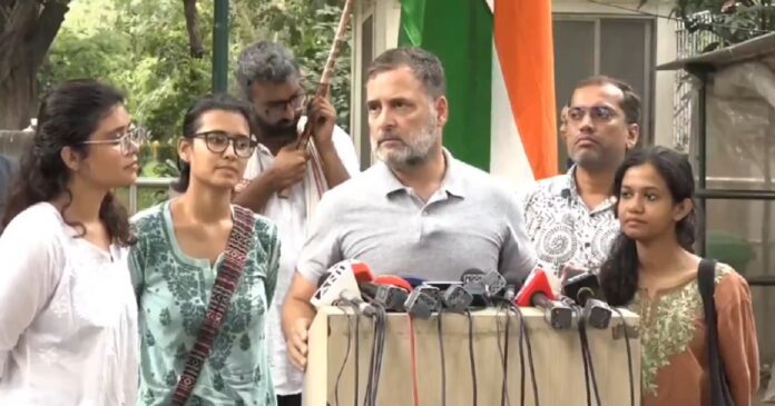 राहुल गांधी की प्रेस कॉन्फ्रेंस में नजर आईं तीन छात्रा नेता नेहा बोरा अंजलि और दानिश अली