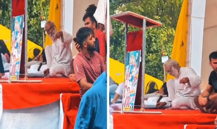 जंतर-मंतर पर कॉकरोच जनता पार्टी के प्रदर्शन में शामिल समर्थक
