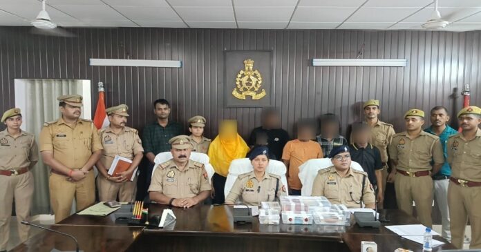 वाराणसी में फर्जी आधार से बैंक खाते खुलवाने वाले साइबर ठग गिरोह के छह आरोपी गिरफ्तार