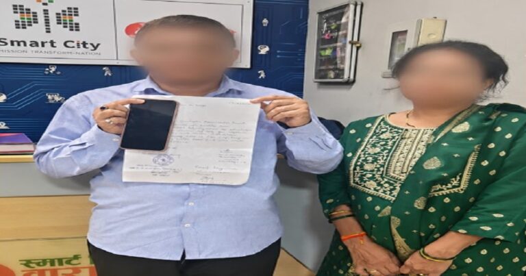 वाराणसी पुलिस द्वारा श्रद्धालु को बरामद बैग सौंपते हुए
