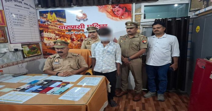 वाराणसी में गिरफ्तार मोबाइल चोर के साथ बरामद 15 मोबाइल फोन