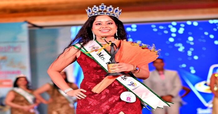 मिसेज बिहार 2026 का ताज पहनने के बाद मंच पर सोनी गुप्ता