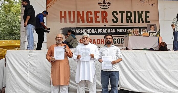 जन्तर-मन्तर पर सोनम वांगचुक को समर्थन पत्र सौंपते सोशलिस्ट पार्टी (इंडिया) के नेता
