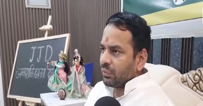 नीट प्रश्नपत्र लीक के खिलाफ प्रदर्शन के दौरान हिरासत में तेज प्रताप यादव