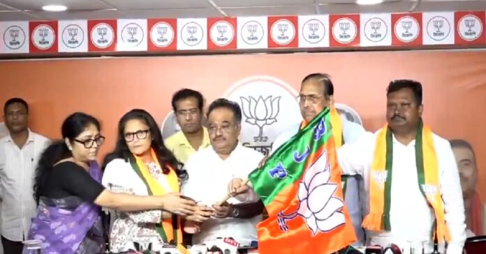 भारतीय जनता पार्टी में शामिल होते तृणमूल कांग्रेस के पूर्व राज्यसभा सांसद.