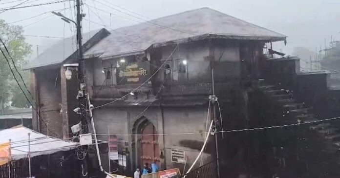 महाराष्ट्र में भारी बारिश के बीच बंद त्र्यंबकेश्वर मंदिर का दृश्य