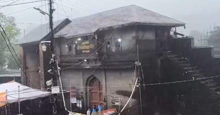 महाराष्ट्र में भारी बारिश के बीच बंद त्र्यंबकेश्वर मंदिर का दृश्य