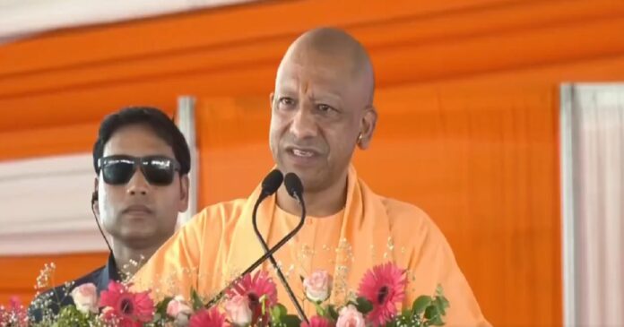 लखनऊ में कार्यक्रम को संबोधित करते मुख्यमंत्री योगी आदित्यनाथ