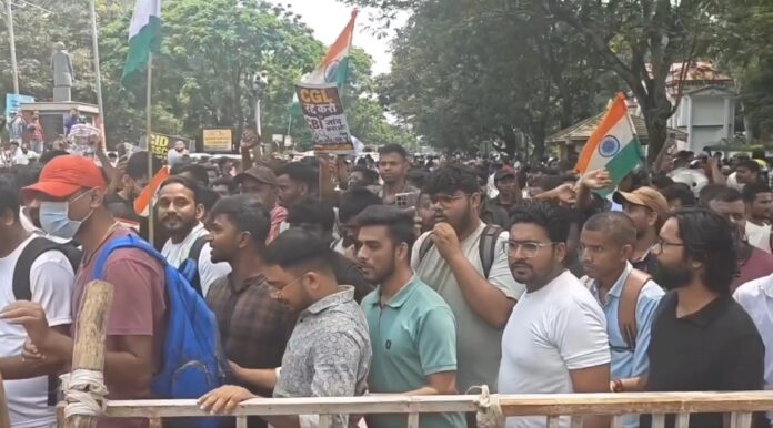 रांची में विधानसभा घेराव के लिए मार्च करते हजारों छात्र