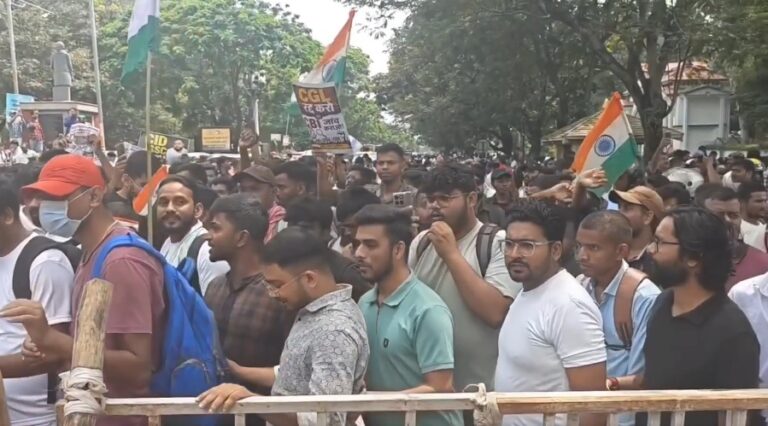 रांची में विधानसभा घेराव के लिए मार्च करते हजारों छात्र