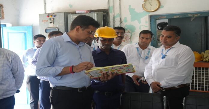 गया में बिजली व्यवस्था का निरीक्षण करते ऊर्जा सचिव अजय यादव