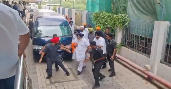 नांदेड़ में हमले के बाद हाथ पर कपड़ा बांधे सुखबीर सिंह बादल