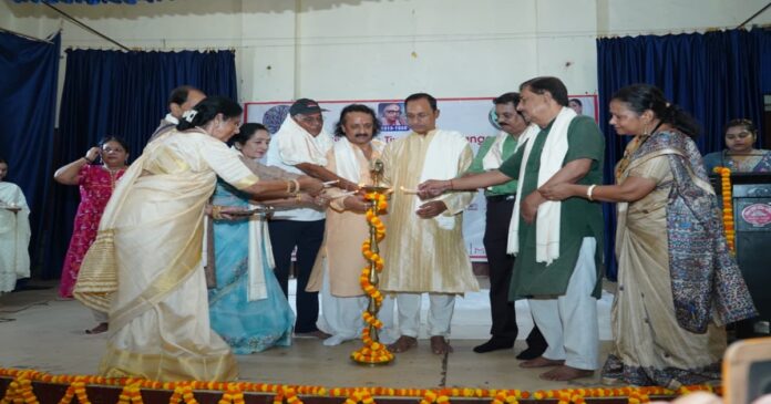14वीं ध्रुपद संध्या में डॉ. रमा दास को सम्मानित करते अतिथि
